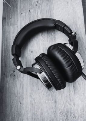 Jana Schmidt Virtual Assistant Podcast Management Headphones Responsive Image