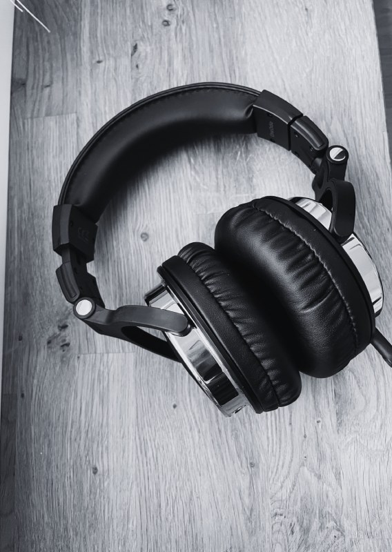 Jana Schmidt Virtual Assistant Podcast Management Headphones Responsive Image