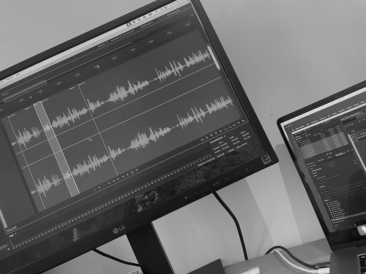 Jana Schmidt editing a podcast at her workstation